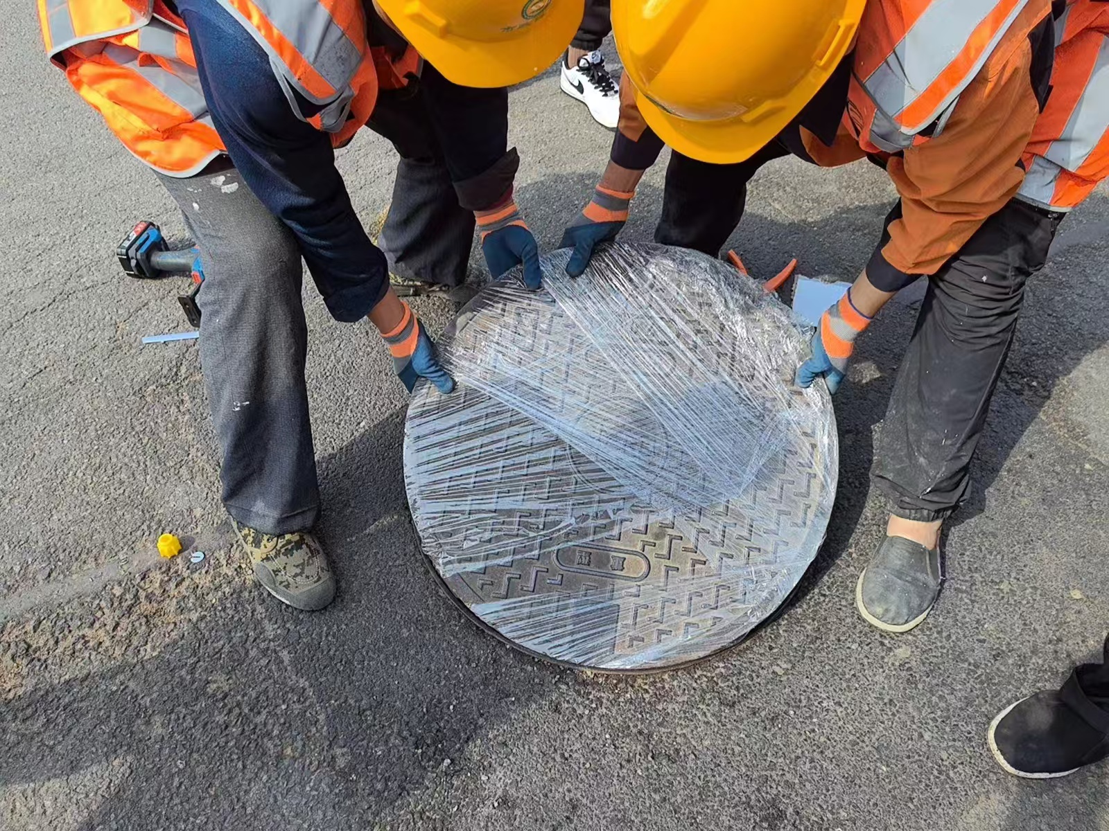 市政施工人员进行井盖消音治理